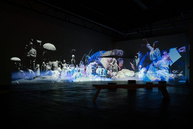 小泉明郎　『Theater of Life 5 screen video installation』　（2023年）　（installation view at Gwangju Biennale photo by the artists courtesy of Annet Gelink Gallery (Amsterdam) & MUJIN-TO Production (Tokyo)）