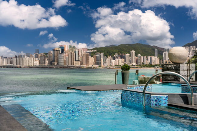 対岸の香港島を眺めながらのインフィニティプール