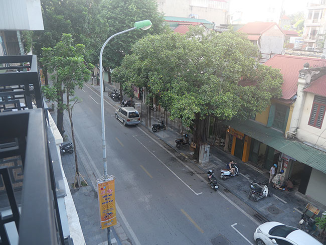 ホテルの窓から見える朝のストリート。