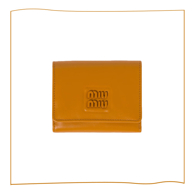 ソフティパデッドレザー フラップ付折り財布（H8.5×W10cm）￥82,500（予定価格）／Miu Miu（ミュウミュウ クライアントサービス 0120-45-1993）