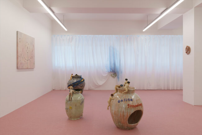 parcelにて昨年開催のリラ・デ・マガリャエス、土屋麗「Comfortable hole, bye」展示風景（Photo：Yutaro Tagawa）。