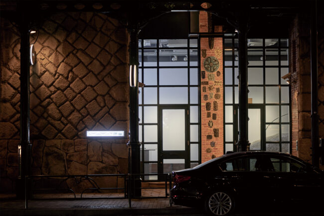 ナイジェル・コーツ設計のポストモダン建築「The Wall」の1階入り口（©Photo：Aya Kawachi）。　