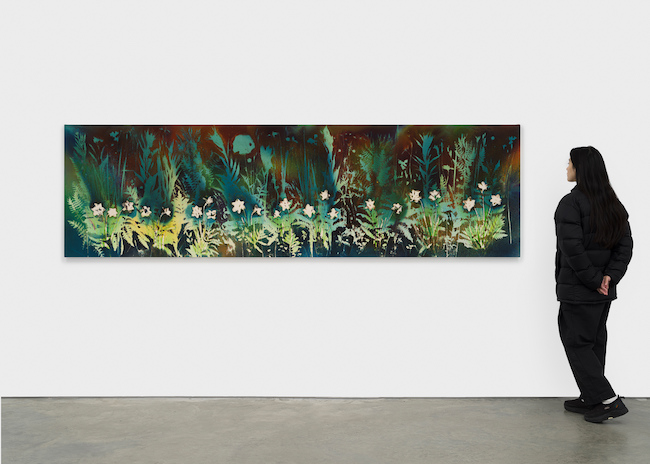 Sam Falls サム・フォールズ, Petrichor, 2023, Pigment on canvas, 83.8 x 289.6 cm, Photo by Justin Craun ©Sam Falls