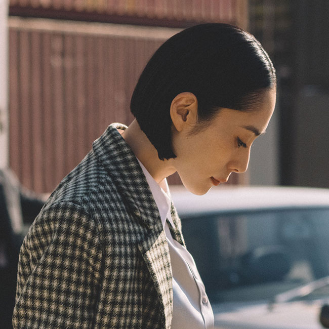 深津絵里が「Loewe」のショートフィルムに出演。一粒万倍日を祝う