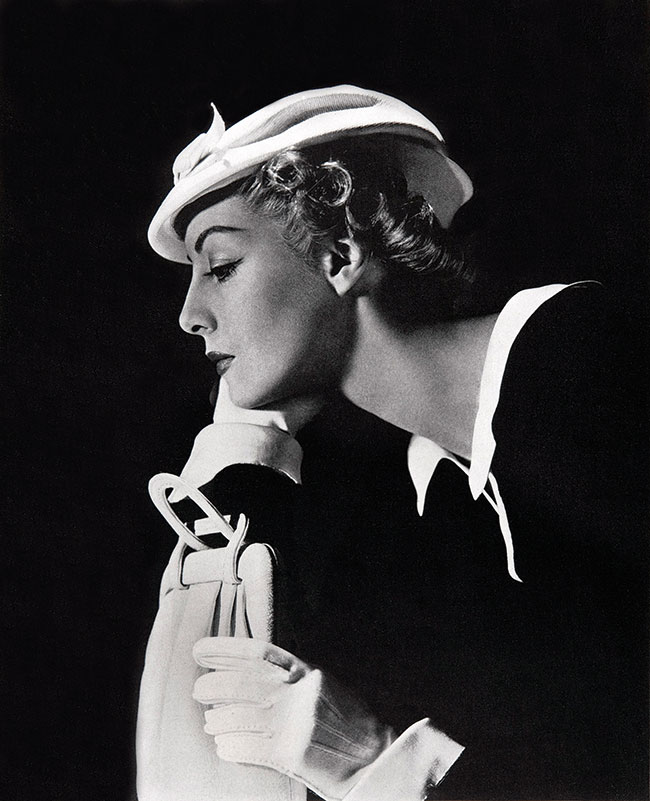 『White piqué hat by CHANEL, white bag by Schiaparelli』1936年　ⒸThe George Hoyningen-Huene Estate Archives