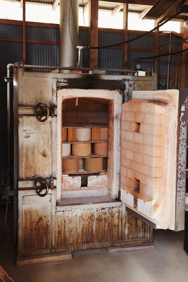 工房の外には登り窯もあるが、現在は使っていない。焼成はガス窯を使用。