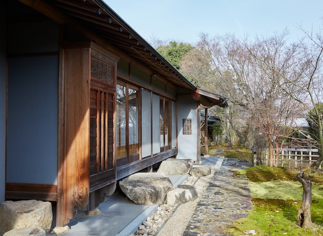 伝統的な日本家屋の母屋。敷地内には四季折々の自然が楽しめる庭が設られている。