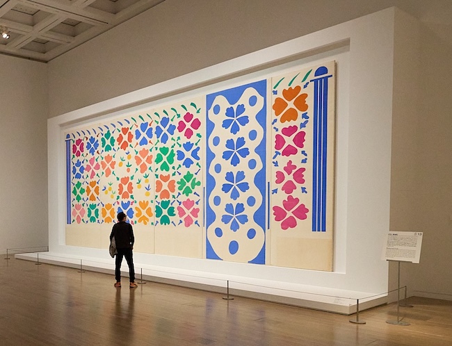 展示風景。アンリ・マティス《花と果実》1952-1953年　切り紙絵　ニース市マティス美術館蔵　©Succession H. Matisse