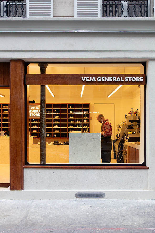 パリ10区にオープンした最新ストア、VEJA GENERAL STOREではスニーカーはいっさい売っておらず、修理工房とスニーカーのリペア、クリーニングに必要なグッズを扱う。