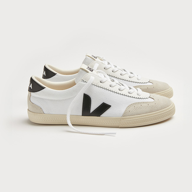 veja studio　アッパー部分、インナーソール、靴紐とブラジルとペルーのオーガニックコットンを使用したモデル、VOLLEY。創業以来、人気のロングランシリーズだ。