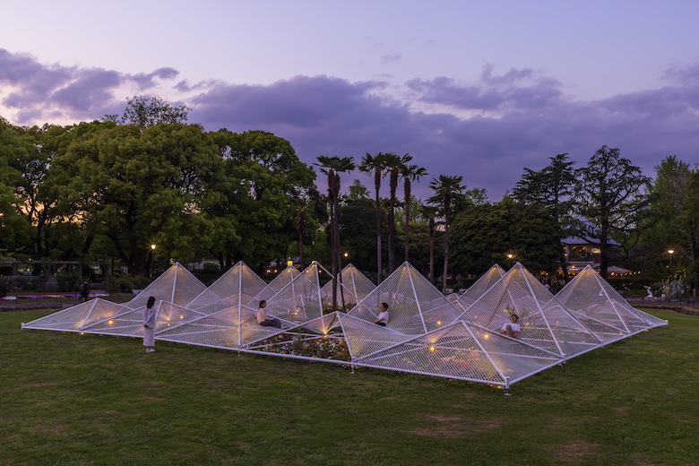 永山祐子建築設計『はなのハンモック』　展示会場：第⼀花壇　Photo by Keizo Kioku