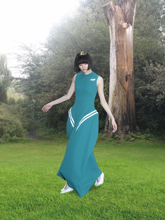 学生時代を彷彿とさせるスポーティなジャージ素材で表現したSide Paddedシリーズのドレス ¥64,900 シューズ ¥63,800 ティアラ （参考商品）／すべてYohei Ohno（ヨウヘイ オオノ）