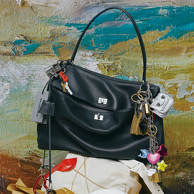 今月のファッショントピックス：バレンシアガのバッグ「生き続ける創造力」