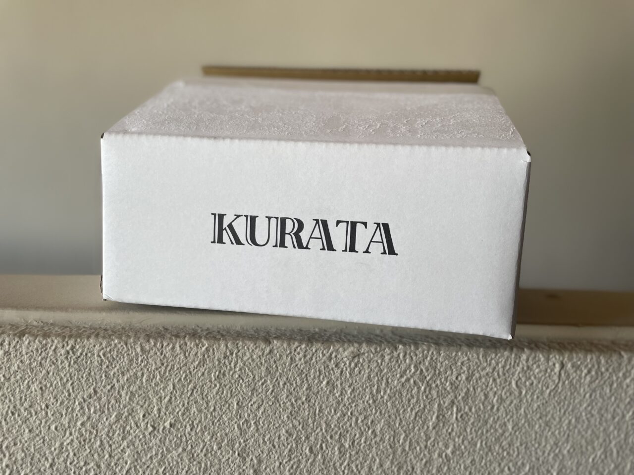 到着！パッケージ細部にまでこだわった「KURATA チーズテリーヌ」（縦20cm 横10cm 高5cm ¥6,480 税込）