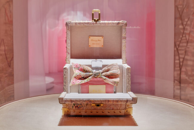 フランス人ヴィジュアルアーティスト、エヴァ・ジョスパンが手がけたミス ディオール パルファン限定エディションの展示。（Photo：Daici Ano for Parfums Christian Dior）