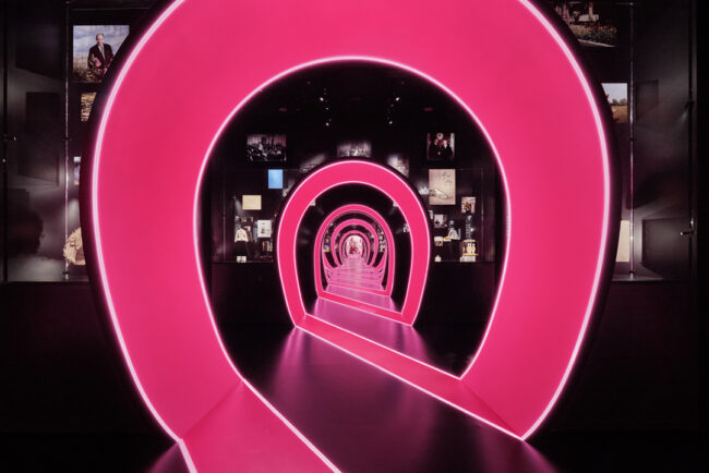 ピンクのリボンに導かれ、「ミス ディオール」の誕生から今日へ至るメゾンの歩みをたどる「クチュール ボウ」のトンネル空間。（Photo：Daici Ano for Parfums Christian Dior）