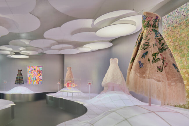 波と雲のような夢幻の広がりの中で、ナタリー・ポートマンが着用したオートクチュールドレスとアート作品との饗宴に巡り合う。（Photo：Daici Ano for Parfums Christian Dior）