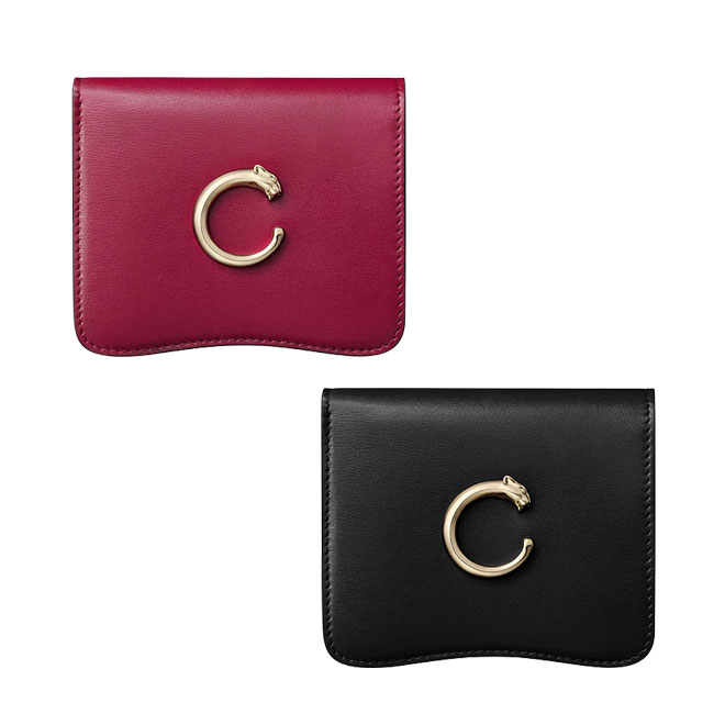 二つ折りウォレット（H9xW11cm）各¥105,600／ともにCartier（カルティエ カスタマー サービスセンター 0120-1847-00） Camille Blanchet © Cartier