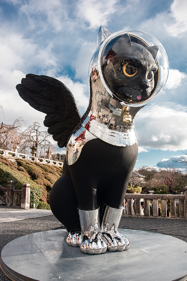 『SHIP’S CAT（Ultra Muse Black）』2024年（音羽山 清水寺での展示風景）※参考作品　Photo: KENJI YANOBE Archive Project