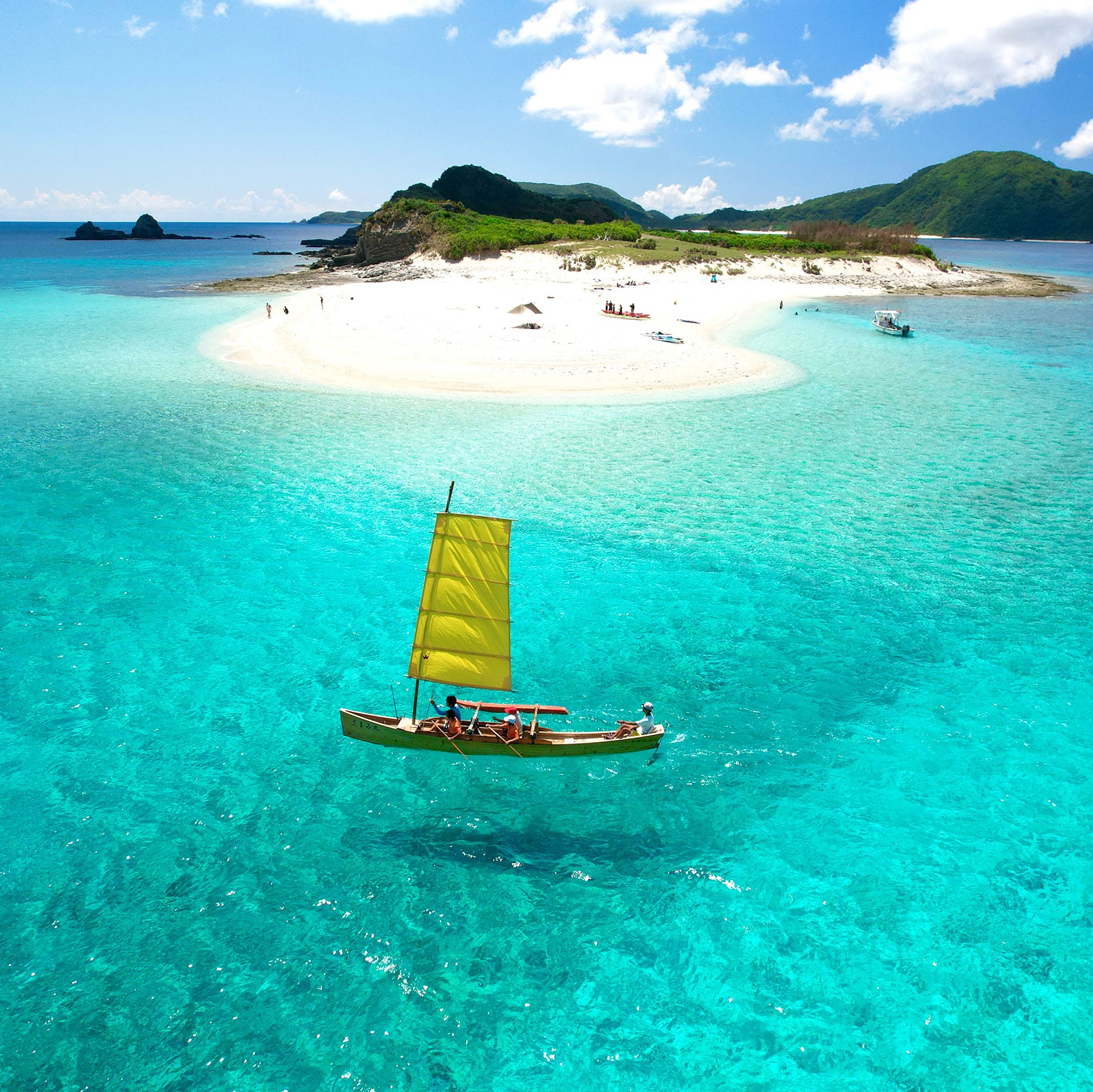 世界が恋する沖縄の海を伝統帆船「サバニ」でクルーズ【ダージリン コズエが行く、人生最高の旅】