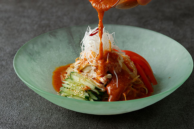 棒棒鶏冷麺　胡麻と落花生の特製ソース ¥2,800（サービス料込）