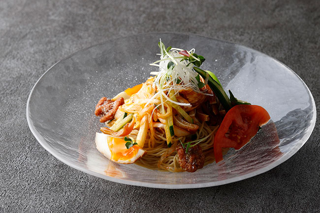 豚耳の醤油煮と野菜の辛味和え冷麺 ¥2,800（サービス料込）