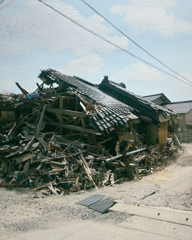 2024年7月、地震から半年後の石川県七尾市。家屋の倒壊がまだ残る。