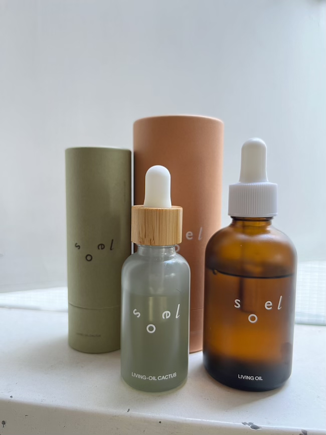 〈右〉LIVING OIL オーガニックセサミオイル（60ml ￥5,300） 〈左〉LIVING-OIL CACTUS ウチワサボテンオイル（30ml ￥5,600）