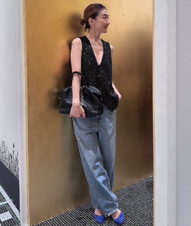 スパンコールベスト／Zadig&Voltaire　パンツ／black by moussy　バッグ／Serapian　シューズ／Gianvito Rossi（すべて私物）