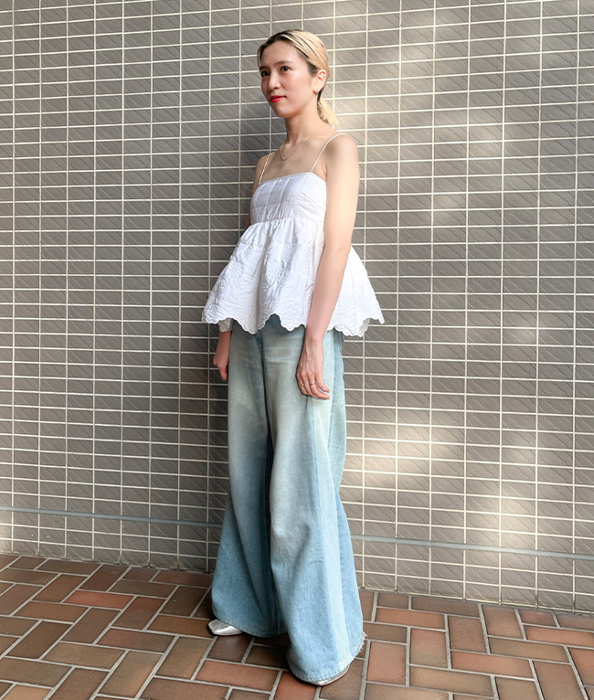 トップ／Cecilie Bahnsen　デニム／MM6 Maison Margiela　シューズ／Zara（すべて私物）