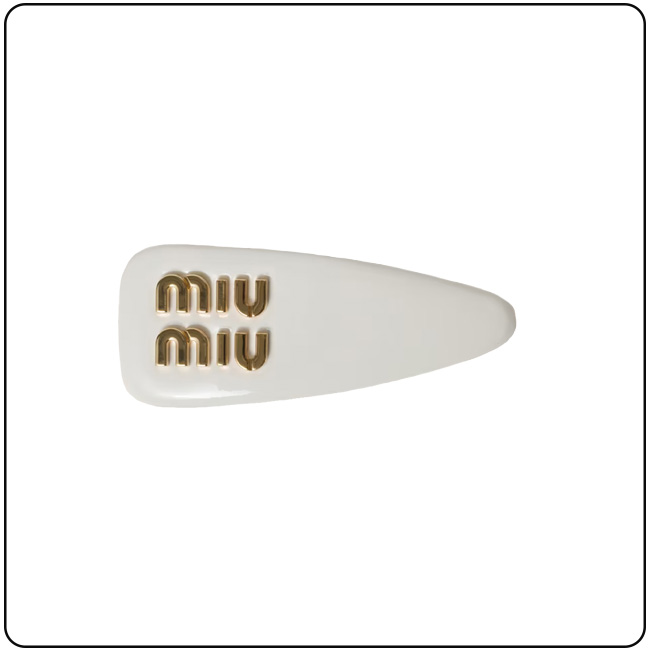 パテントレザー ヘアクリップ　￥58,300（予定価格）／Miumiu（ミュウミュウ クライアントサービス 0120-45-1993）
