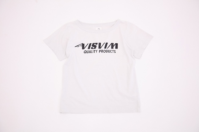 CARREE TEE S/S CRASH W：天竺にシルクスクリーンでvisvimロゴをプリント。ダメージ加工。