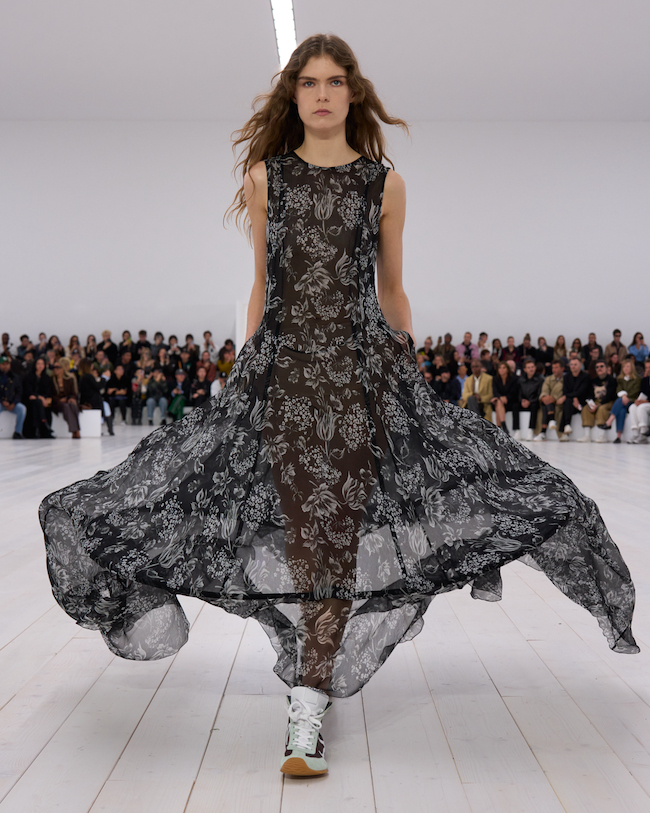 SEVENTEENのエスクプスや清野菜名が来場「Loewe」2025年春夏