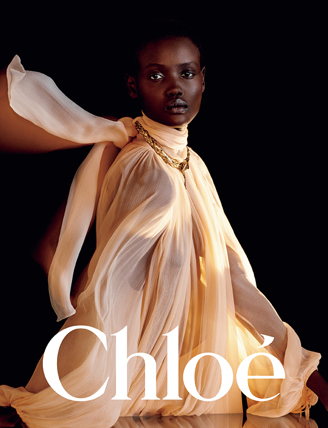 Chloé 2024ウィンターキャンペーンより  Photos：David Sims　シェミナ・カマリ初のランウェイコレクションをフィーチャーしたヴィジュアルについて、本人は「これらのイメージで、私は映画のような親密さを捉えたかったのです」と語る。彼女が確立した、新しいアイコンとなるクロエ ウーマンの女性像を表現した。