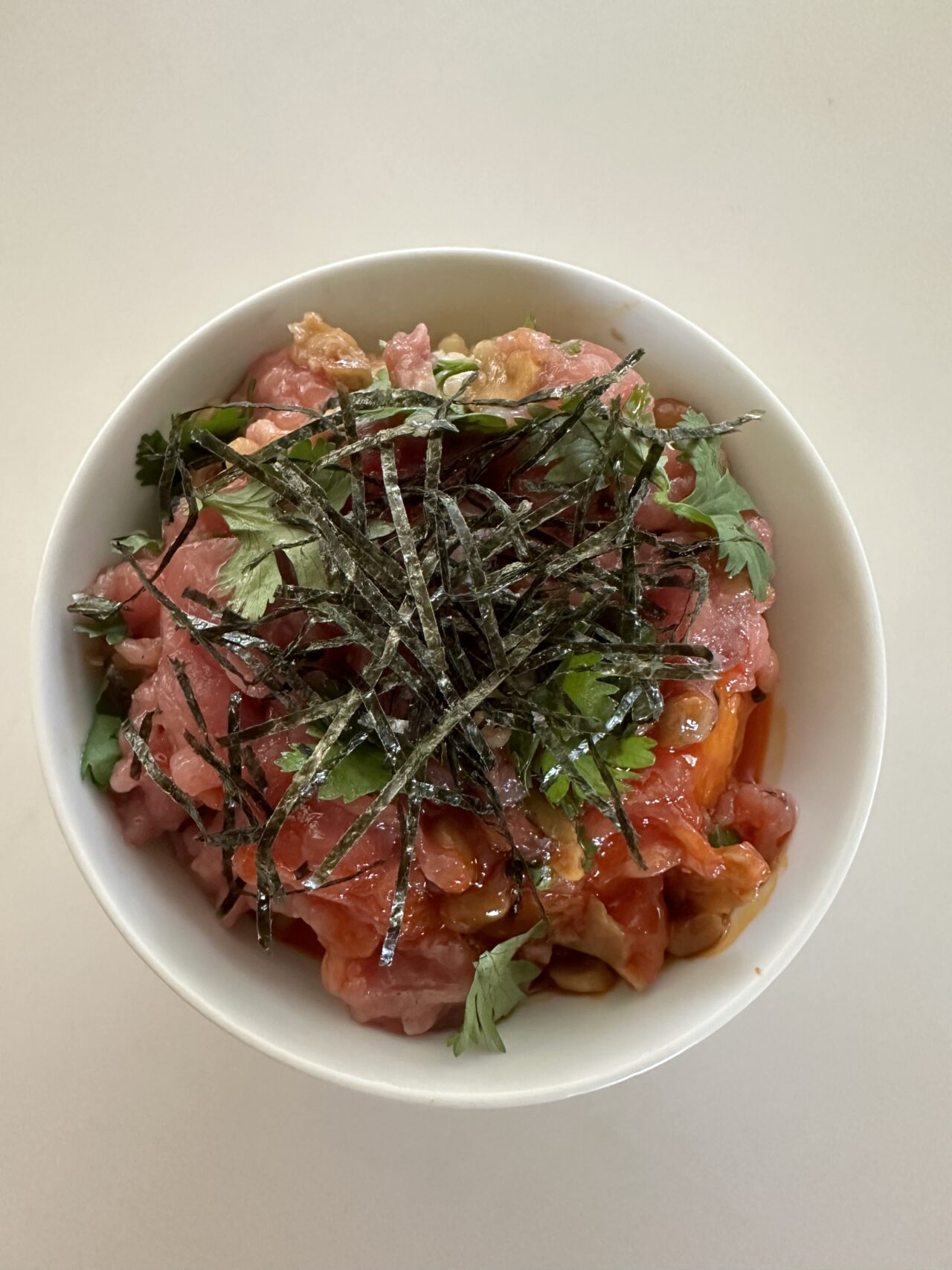 夢王たまごかけご飯の上に本鮪中落ち・納豆・葉ネギとキムチ丼