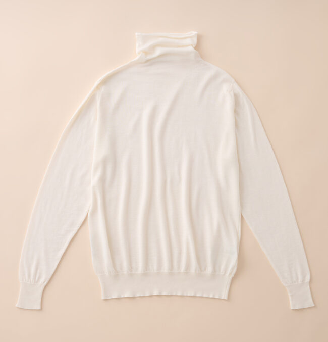 タートルネックニット￥51,700／John Smedley（リーミルズ エージェンシー 03-5784-1238）