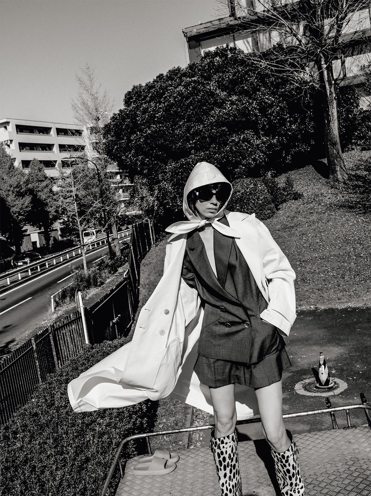 アウター¥451,000(参考価格) ジャケット¥490,600 ショートパンツ¥194,700 サングラス¥78,100 ブーツ¥451,000(参考価格)/すべてGivenchy(ジバンシィ ジャパン)
