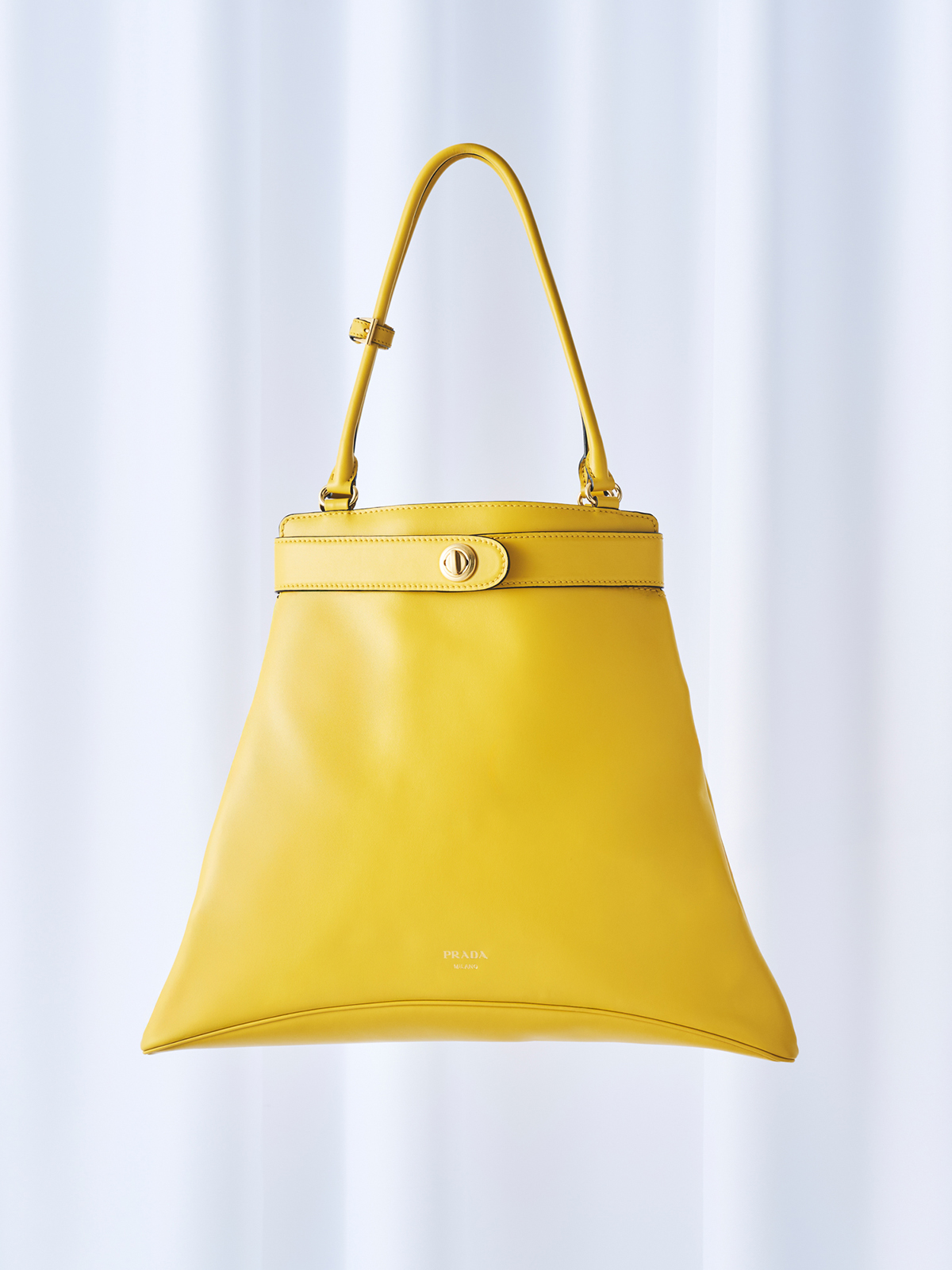 バッグ￥671,000 予定価格 （H40.5×W47×D6.5cm）／Prada（プラダ クライアントサービス 0120-45-1913）