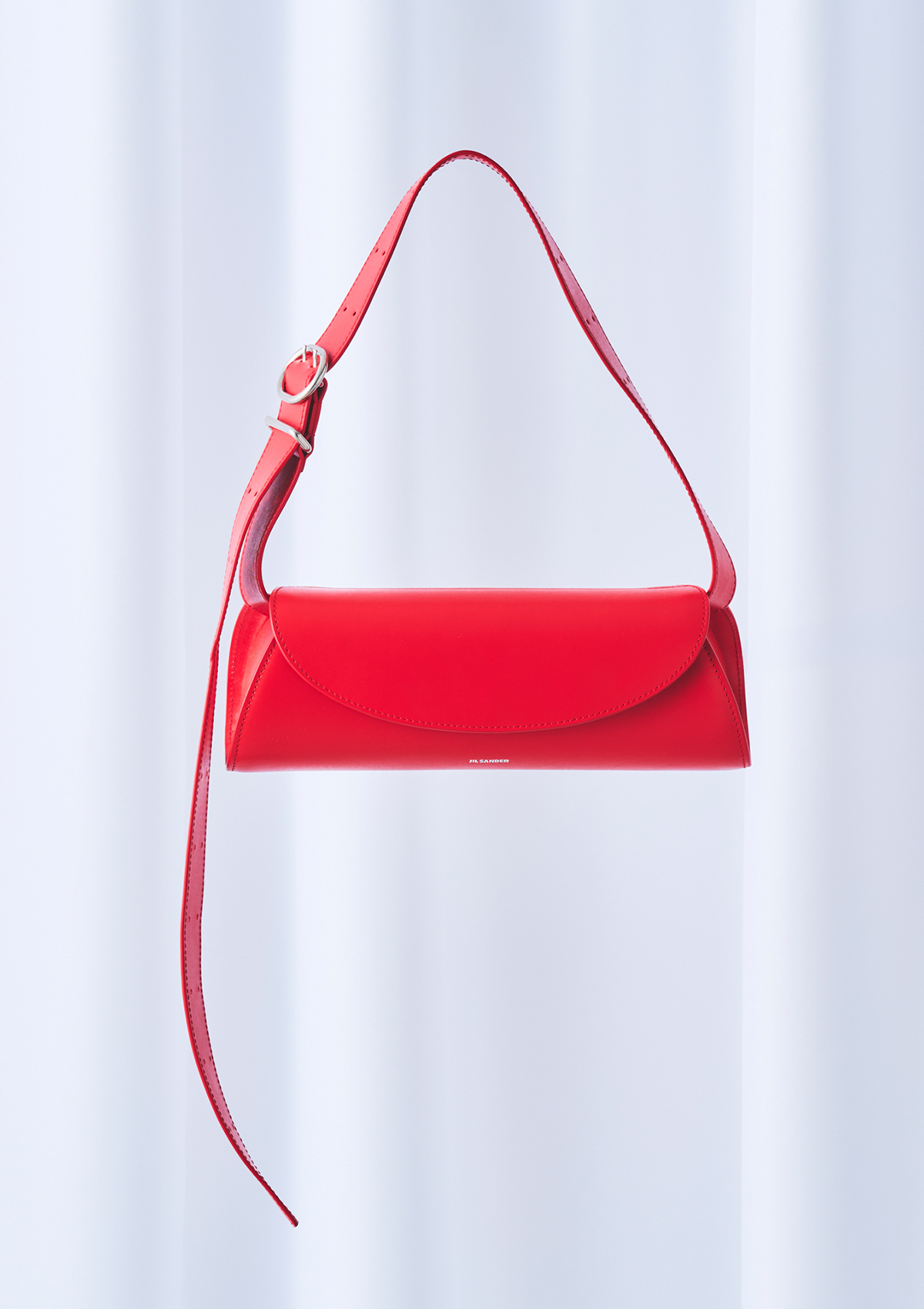バッグ￥250,800（H11×W29×D10cm）／Jil Sander by Lucie and Luke Meier（ジルサンダージャパン 0120-998-519）
