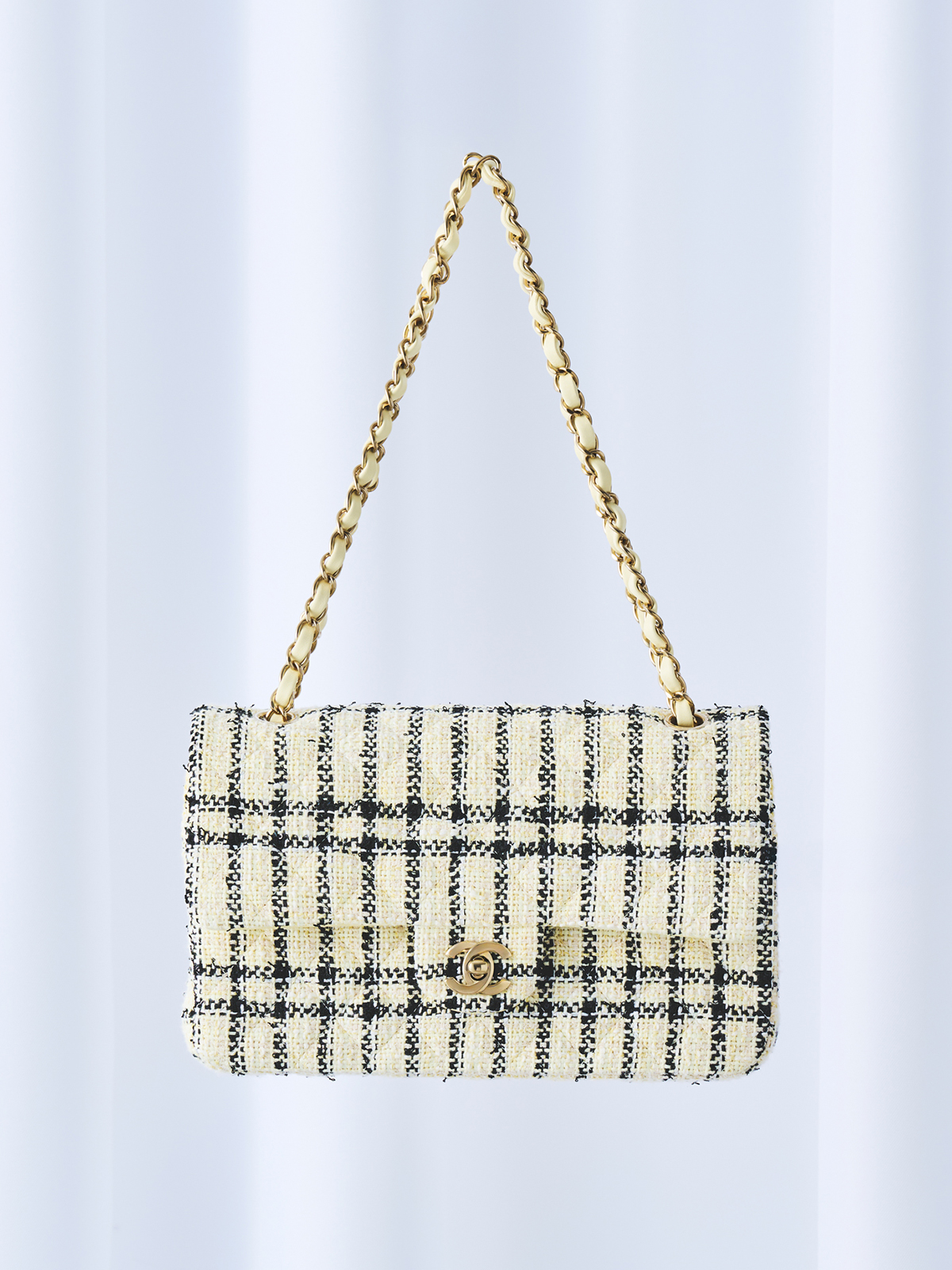 バッグ￥1,629,100（H15.5×W25.5×D6.5cm）／Chanel（シャネル カスタマーケア 0120-525-519）
