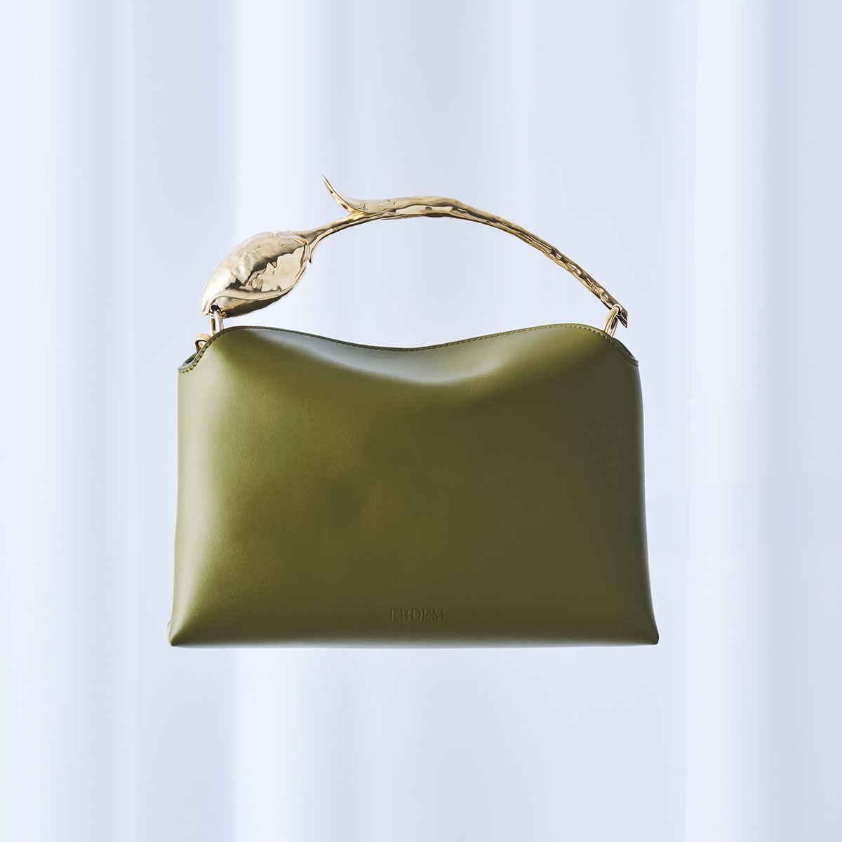 バッグ￥374,000（H16×W26.5×D9cm）／Erdem（メゾン・ディセット 03-3470-2100）