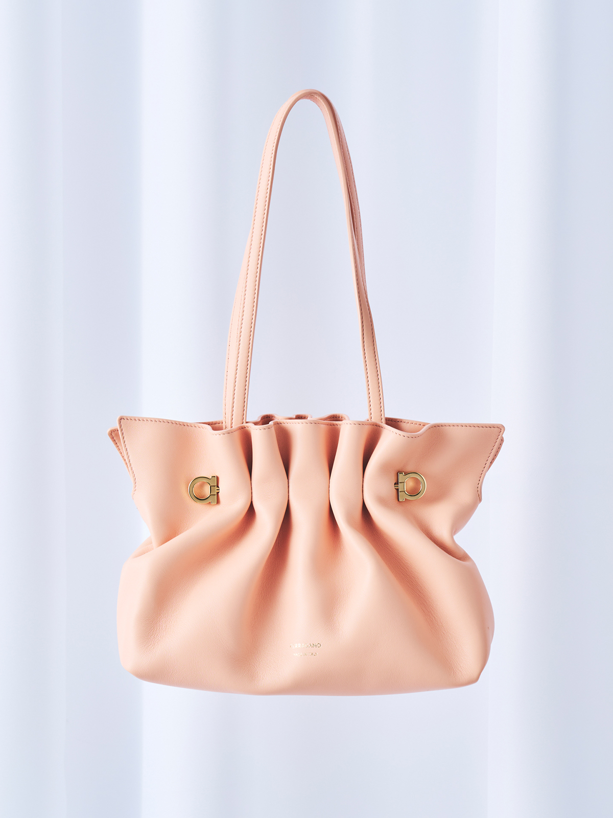バッグ￥319,000（H18×W27×D11cm）／Ferragamo（フェラガモ・ジャパン 0120-202-170）