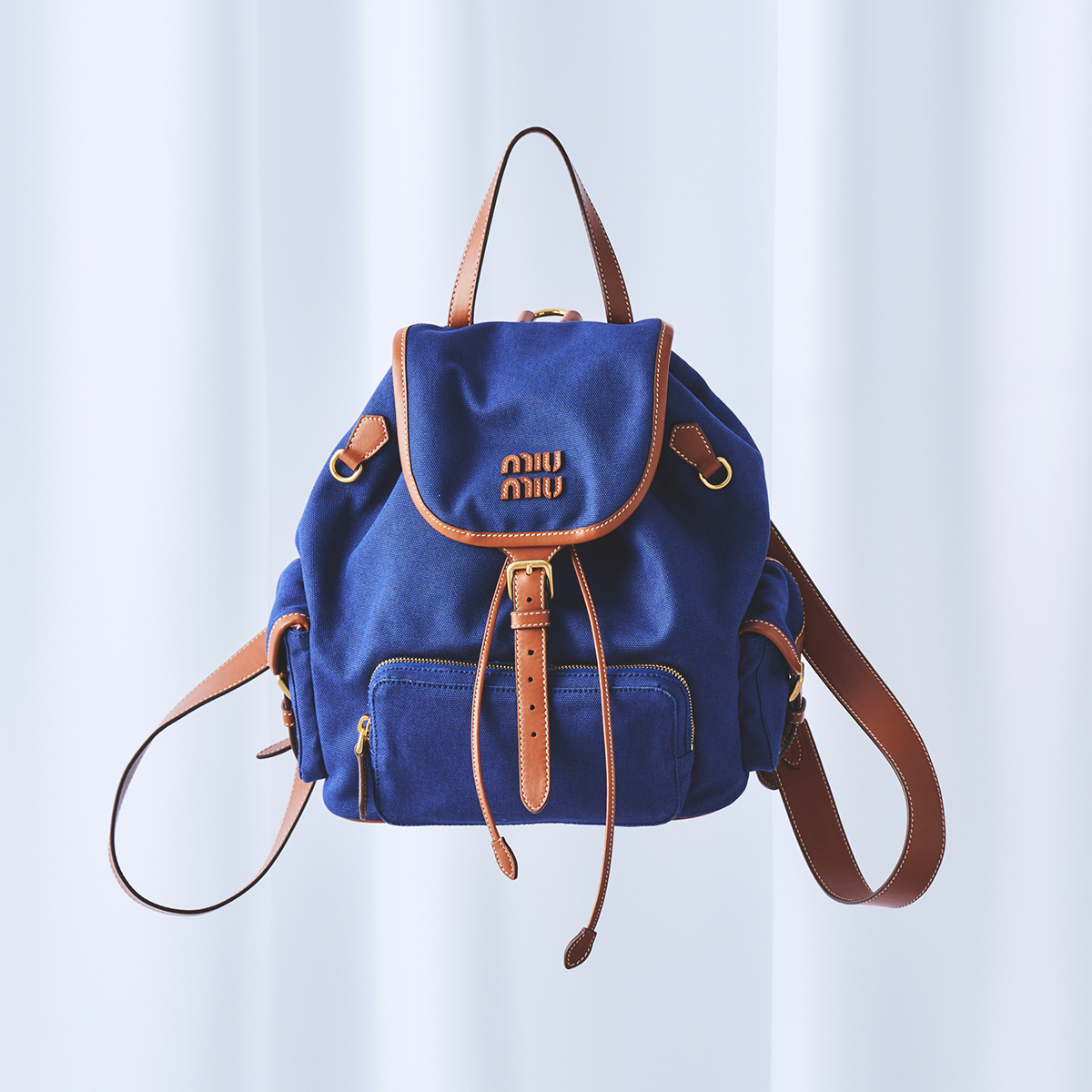 バッグ￥346,500 予定価格（H29.5×W25×D12.5cm）／Miu Miu（ミュウミュウ クライアントサービス 0120-45-1993）