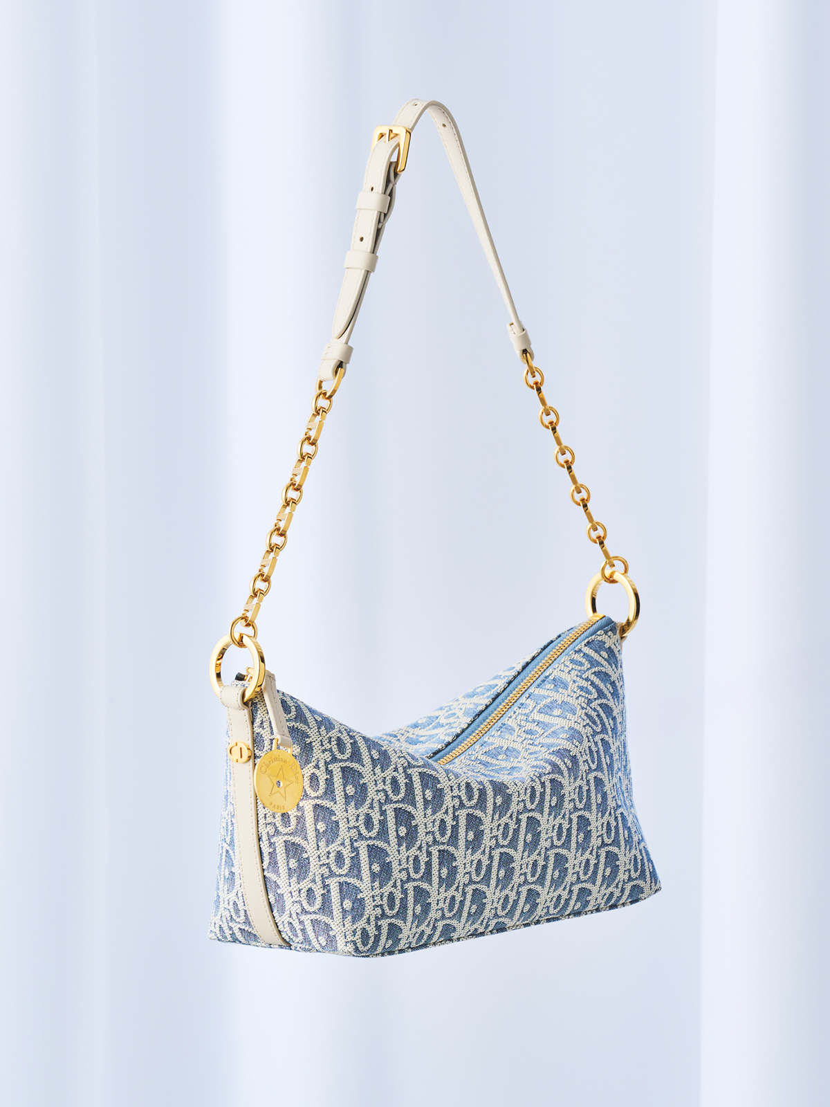 バッグ￥365,500（H14.5×W28.5×D10cm）／Dior（クリスチャン ディオール 0120-02-1947）