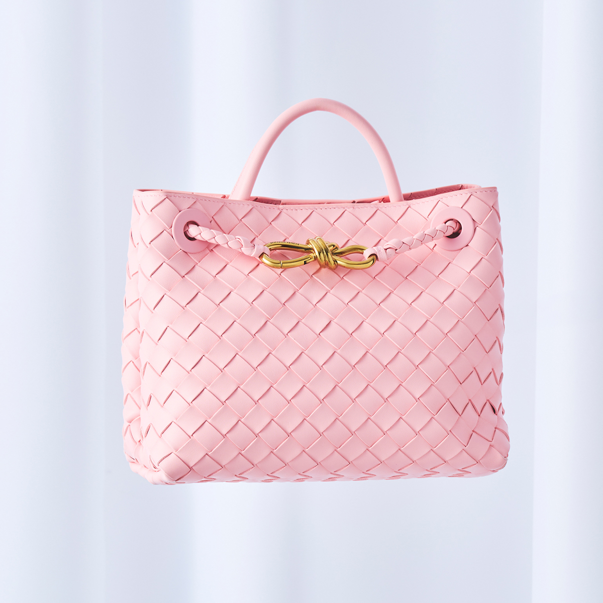 バッグ￥649,000（H20×W25×D11cm）／Bottega Veneta（ボッテガ・ヴェネタ ジャパン 0120-60-1966）