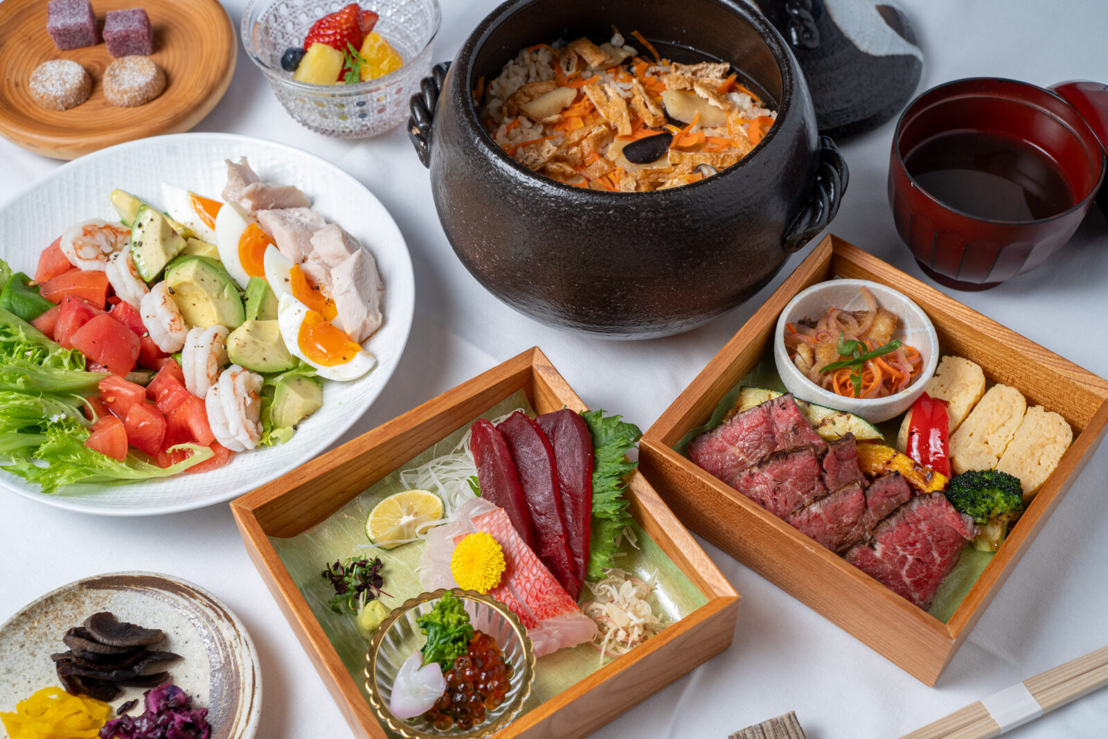 ディナーセットメニュー
料金/¥12,000/人(税込、サービス料別) コブサラダ、お造り、口取り、黒毛和牛のグリル、季節の炊き込みご飯、赤出汁、季節果実、小菓子など。※メニュー内容は予告なく変更になる場合がございます