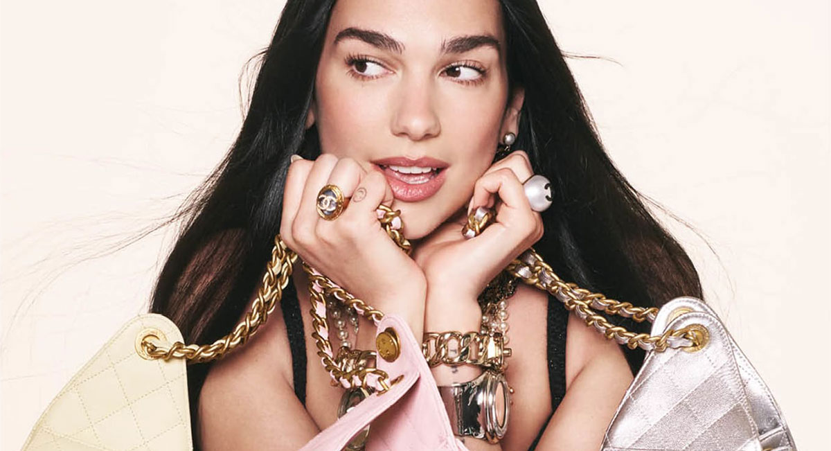 デュア・リパ、新作バッグ「CHANEL 25」キャンペーンの顔に | Numero TOKYO