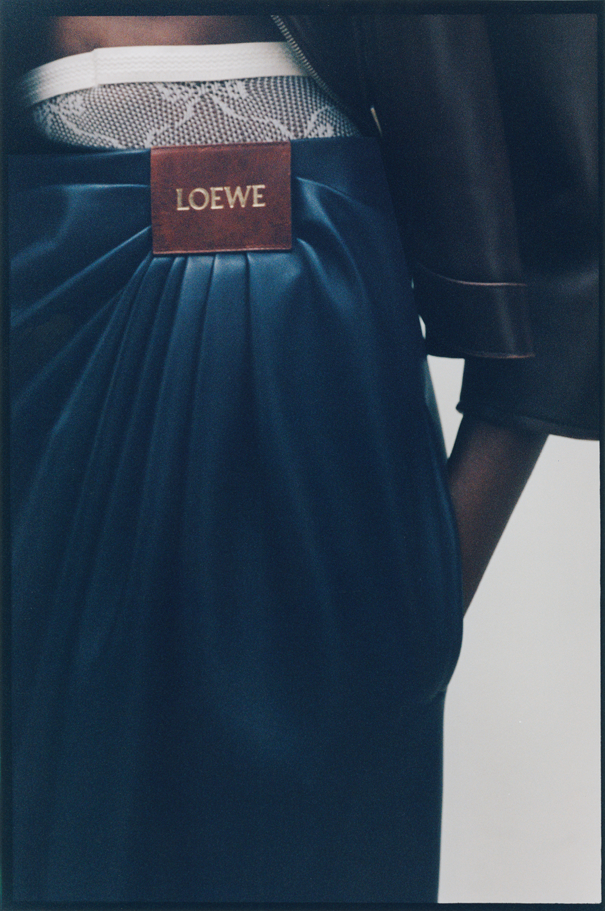 ジャケット￥834,900　パンツ￥899,800　シューズ￥168,300（参考色）／すべてLoewe（ロエベ ジャパン クライアントサービス）　タイツ／Falke