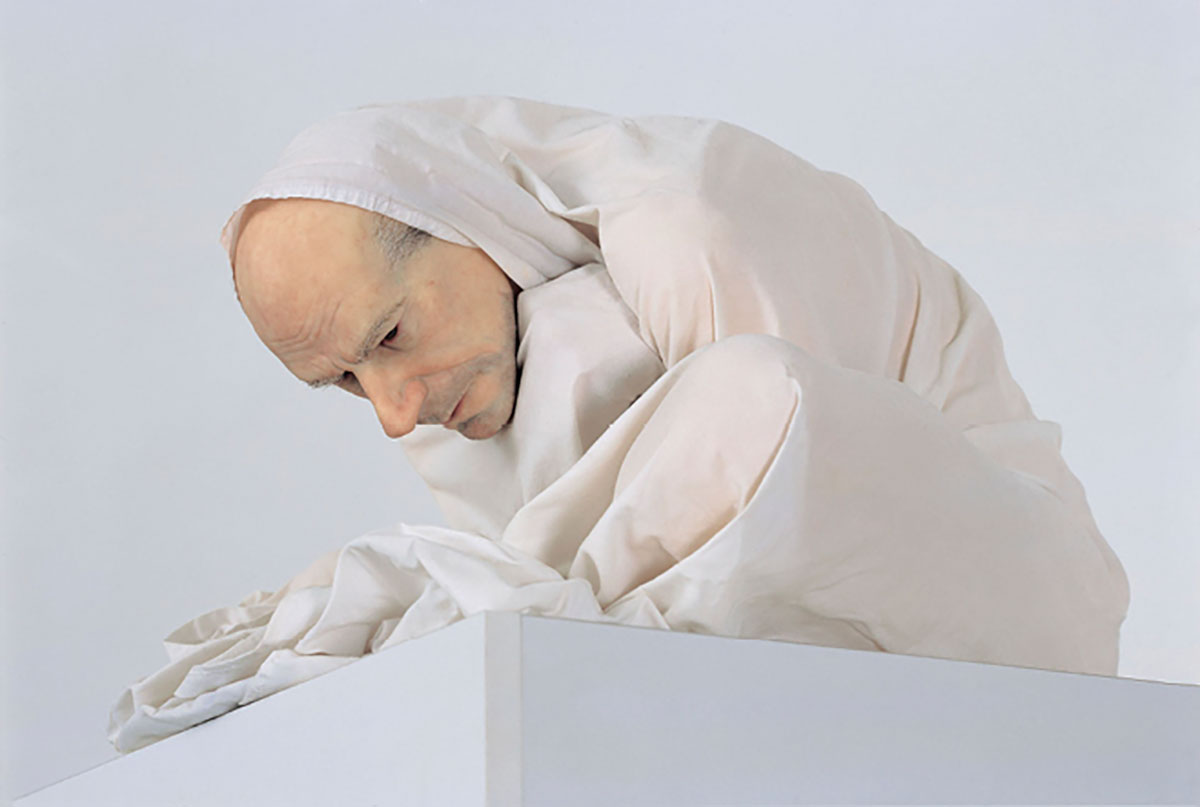 ロン・ミュエク『Untitled (Man in a sheet)』1997年 © Ron Mueck Courtesy of Olbricht Collection and Anthony D’Offay, London Photo: Joachim Fliegner, Bremen