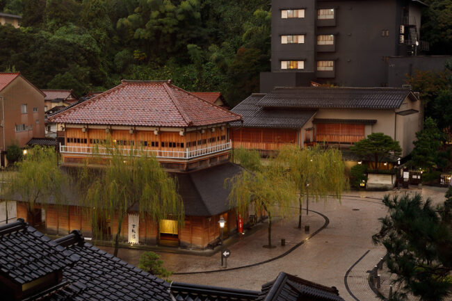 宿の前には明治時代の総湯（共同浴場）を復元して体験できる「古総湯（こそうゆ）」が